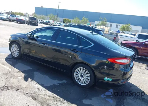 2015 Ford Fusion Energi Se Luxury z USA, uszkodzony, nr VIN 3FA6P0PU4FR247597